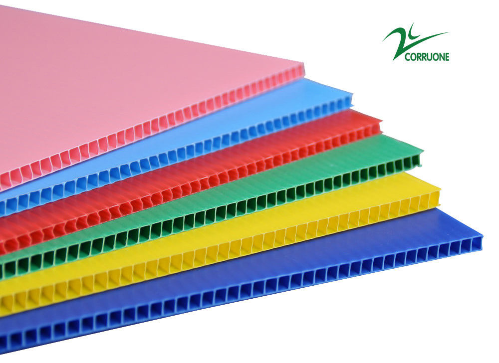 4ft X 8ft Twin Wall κυματοειδή πλαστικά φύλλα UV αντίσταση για φιλική προς το περιβάλλον συσκευασία